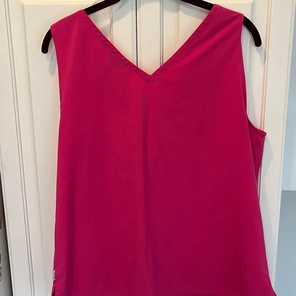 Eddie Bauer VNeck Sleeveless Top. Large - Picture 3 of 6